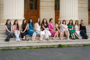 Group of female people posing